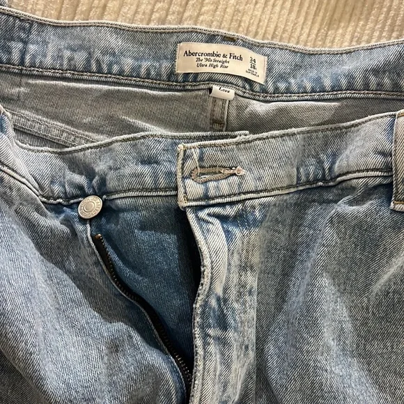 Curve Love Ultra High Rise 90s Straight Jean, Light with Criss-Cross Waistband - Picture 5 of 7